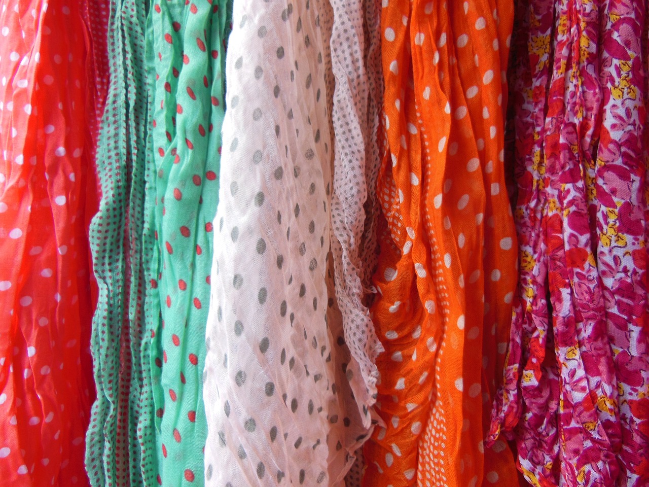 Budget vs. luksus: Hvad får du for pengene, når det gælder tørklæder?