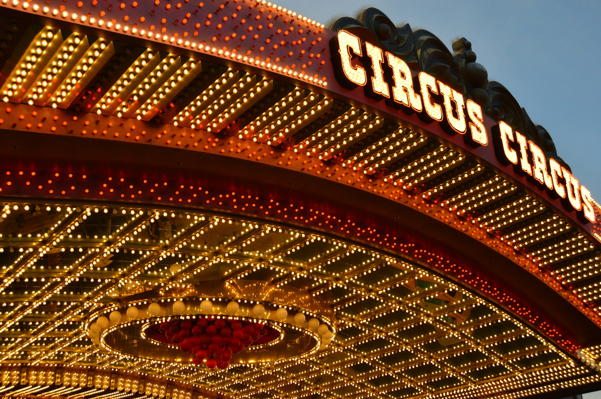 En cirkusartist udforsker den store og magiske verden af Finans